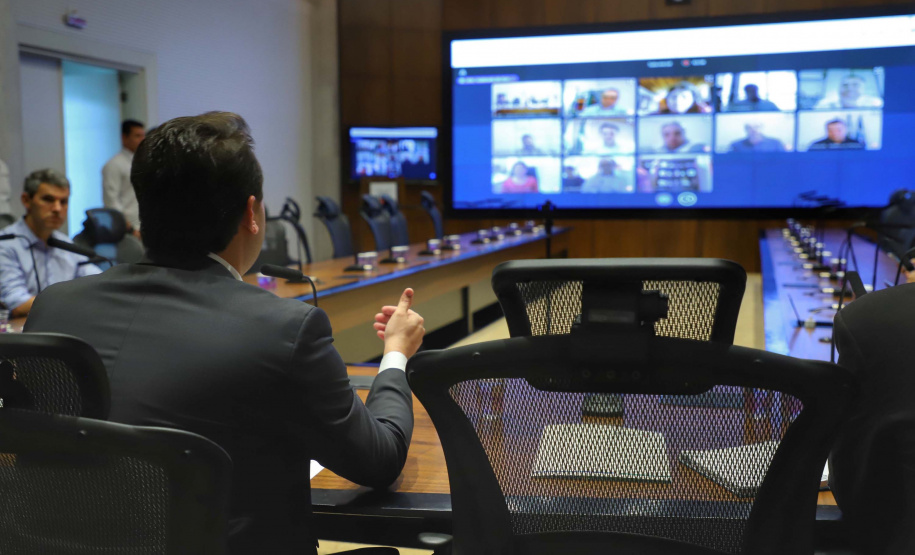 O governador Carlos Massa Ratinho Junior realizou reuniões por videoconferência neste sábado (28) e domingo (29) com 20 prefeitos das maiores cidades paranaenses. O objetivo foi reforçar a necessidade de aplicação das medidas que foram adotadas no Estado para a prevenção ao novo coronavírus, além de trocar experiências e alinhar as ações conjuntas de enfrentamento à Covid-19 no Paraná.