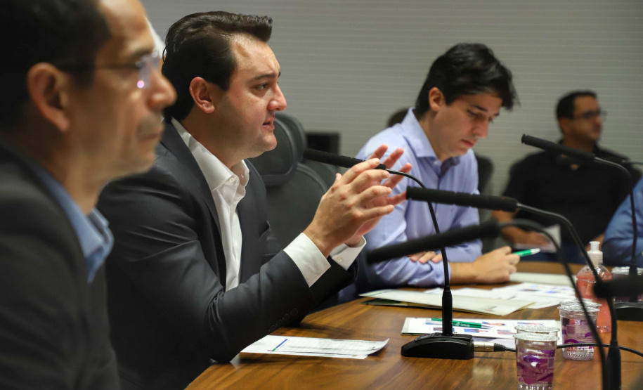 O governador Carlos Massa Ratinho Junior realizou reuniões por videoconferência neste sábado (28) e domingo (29) com 20 prefeitos das maiores cidades paranaenses. O objetivo foi reforçar a necessidade de aplicação das medidas que foram adotadas no Estado para a prevenção ao novo coronavírus, além de trocar experiências e alinhar as ações conjuntas de enfrentamento à Covid-19 no Paraná.