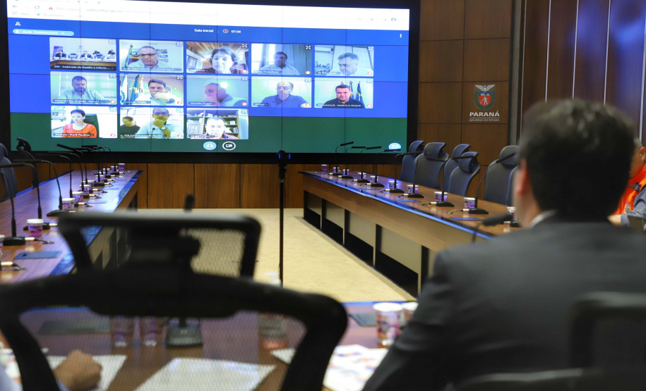 O governador Carlos Massa Ratinho Junior realizou reuniões por videoconferência neste sábado (28) e domingo (29) com 20 prefeitos das maiores cidades paranaenses. O objetivo foi reforçar a necessidade de aplicação das medidas que foram adotadas no Estado para a prevenção ao novo coronavírus, além de trocar experiências e alinhar as ações conjuntas de enfrentamento à Covid-19 no Paraná.
