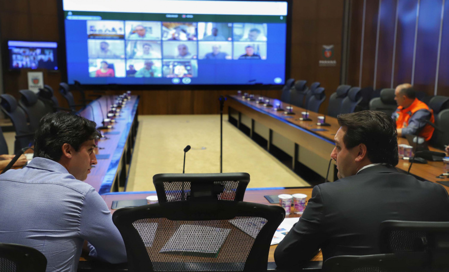 O governador Carlos Massa Ratinho Junior realizou reuniões por videoconferência neste sábado (28) e domingo (29) com 20 prefeitos das maiores cidades paranaenses. O objetivo foi reforçar a necessidade de aplicação das medidas que foram adotadas no Estado para a prevenção ao novo coronavírus, além de trocar experiências e alinhar as ações conjuntas de enfrentamento à Covid-19 no Paraná.