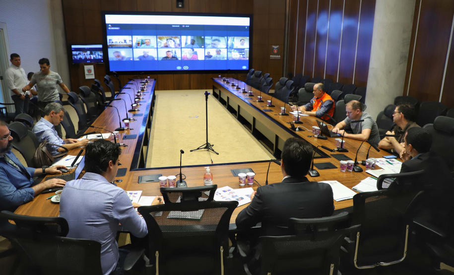 O governador Carlos Massa Ratinho Junior realizou reuniões por videoconferência neste sábado (28) e domingo (29) com 20 prefeitos das maiores cidades paranaenses. O objetivo foi reforçar a necessidade de aplicação das medidas que foram adotadas no Estado para a prevenção ao novo coronavírus, além de trocar experiências e alinhar as ações conjuntas de enfrentamento à Covid-19 no Paraná.