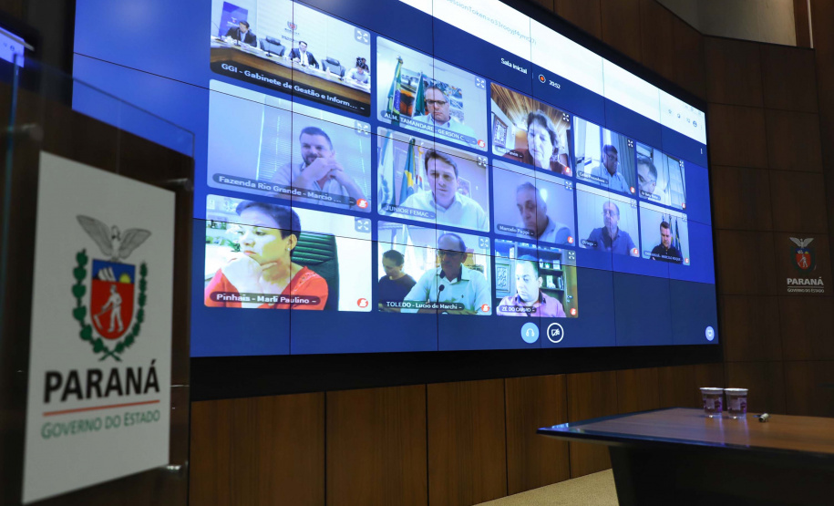 O governador Carlos Massa Ratinho Junior realizou reuniões por videoconferência neste sábado (28) e domingo (29) com 20 prefeitos das maiores cidades paranaenses. O objetivo foi reforçar a necessidade de aplicação das medidas que foram adotadas no Estado para a prevenção ao novo coronavírus, além de trocar experiências e alinhar as ações conjuntas de enfrentamento à Covid-19 no Paraná.