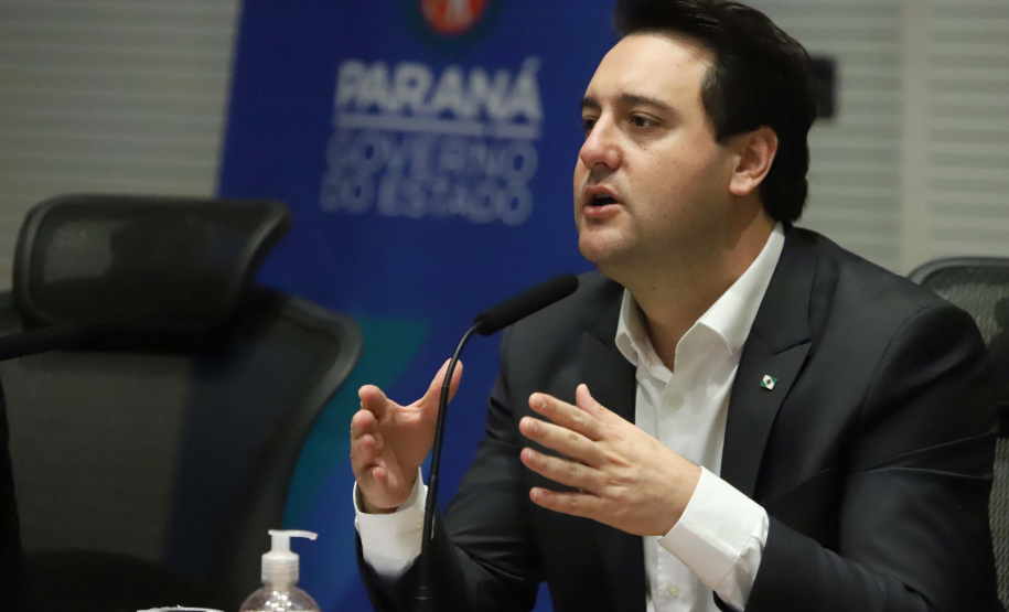 O governador Carlos Massa Ratinho Junior realizou reuniões por videoconferência neste sábado (28) e domingo (29) com 20 prefeitos das maiores cidades paranaenses. O objetivo foi reforçar a necessidade de aplicação das medidas que foram adotadas no Estado para a prevenção ao novo coronavírus, além de trocar experiências e alinhar as ações conjuntas de enfrentamento à Covid-19 no Paraná.