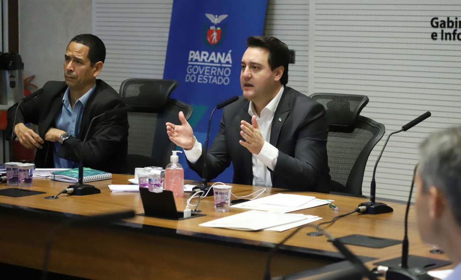 O governador Carlos Massa Ratinho Junior realizou reuniões por videoconferência neste sábado (28) e domingo (29) com 20 prefeitos das maiores cidades paranaenses. O objetivo foi reforçar a necessidade de aplicação das medidas que foram adotadas no Estado para a prevenção ao novo coronavírus, além de trocar experiências e alinhar as ações conjuntas de enfrentamento à Covid-19 no Paraná.