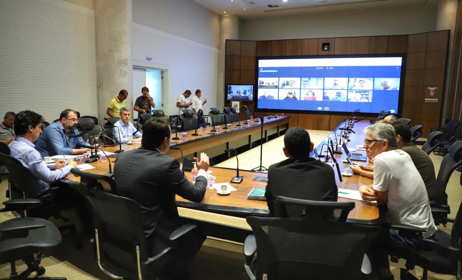 O governador Carlos Massa Ratinho Junior realizou reuniões por videoconferência neste sábado (28) e domingo (29) com 20 prefeitos das maiores cidades paranaenses. O objetivo foi reforçar a necessidade de aplicação das medidas que foram adotadas no Estado para a prevenção ao novo coronavírus, além de trocar experiências e alinhar as ações conjuntas de enfrentamento à Covid-19 no Paraná.