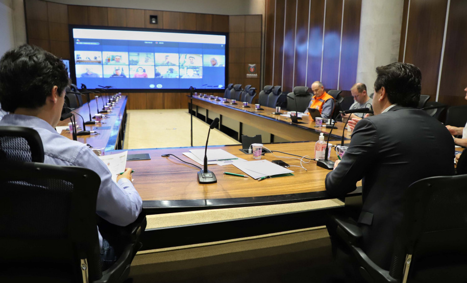 O governador Carlos Massa Ratinho Junior realizou reuniões por videoconferência neste sábado (28) e domingo (29) com 20 prefeitos das maiores cidades paranaenses. O objetivo foi reforçar a necessidade de aplicação das medidas que foram adotadas no Estado para a prevenção ao novo coronavírus, além de trocar experiências e alinhar as ações conjuntas de enfrentamento à Covid-19 no Paraná.
