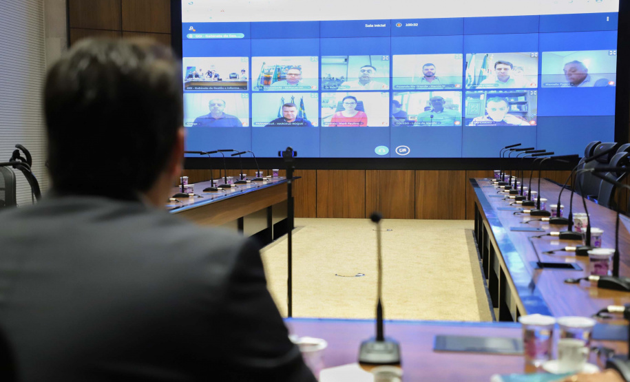 O governador Carlos Massa Ratinho Junior realizou reuniões por videoconferência neste sábado (28) e domingo (29) com 20 prefeitos das maiores cidades paranaenses. O objetivo foi reforçar a necessidade de aplicação das medidas que foram adotadas no Estado para a prevenção ao novo coronavírus, além de trocar experiências e alinhar as ações conjuntas de enfrentamento à Covid-19 no Paraná.