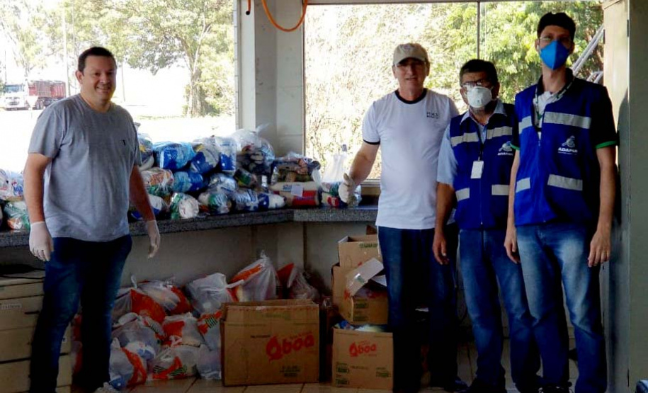 Servidores da Agência de Defesa Agropecuária do Paraná (Adapar) que atuam no Posto de Fiscalização do Trânsito Agropecuário de Santo Inácio, no Norte do Estado, começaram no sábado (28) uma mobilização para doar cestas básicas e lanches aos caminhoneiros. Foto: Adapar