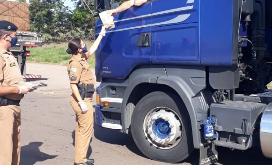 Servidores da Agência de Defesa Agropecuária do Paraná (Adapar) que atuam no Posto de Fiscalização do Trânsito Agropecuário de Santo Inácio, no Norte do Estado, começaram no sábado (28) uma mobilização para doar cestas básicas e lanches aos caminhoneiros. Foto: Adapar