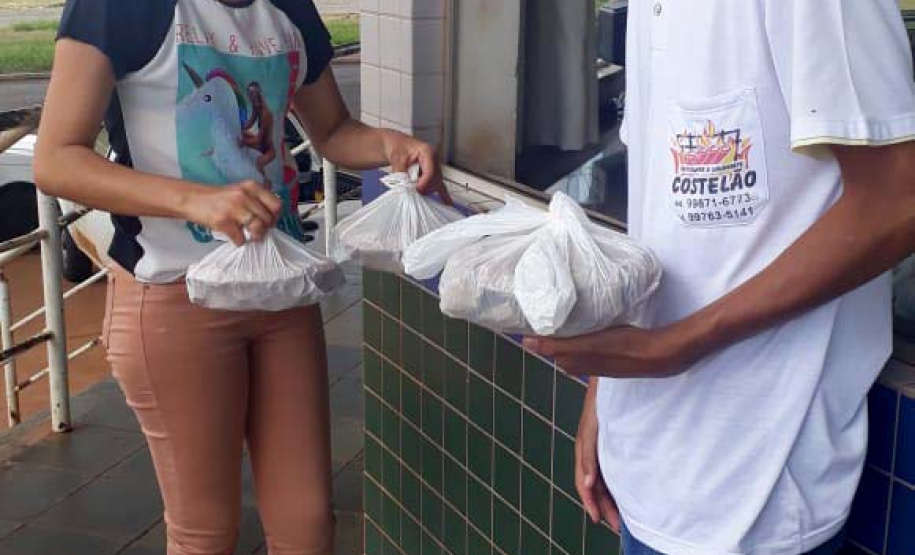 Servidores da Agência de Defesa Agropecuária do Paraná (Adapar) que atuam no Posto de Fiscalização do Trânsito Agropecuário de Santo Inácio, no Norte do Estado, começaram no sábado (28) uma mobilização para doar cestas básicas e lanches aos caminhoneiros. Foto: Adapar