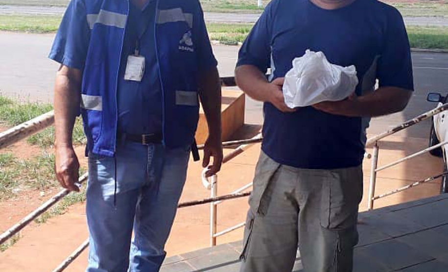 Servidores da Agência de Defesa Agropecuária do Paraná (Adapar) que atuam no Posto de Fiscalização do Trânsito Agropecuário de Santo Inácio, no Norte do Estado, começaram no sábado (28) uma mobilização para doar cestas básicas e lanches aos caminhoneiros. Foto: Adapar