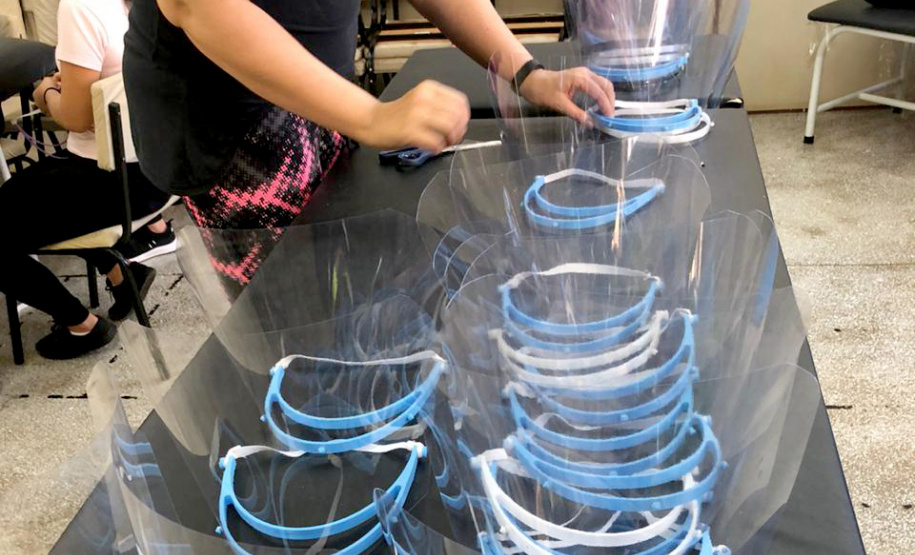 Ceep de Assaí produz máscaras-escudo para doar a profissionais de saúde. Foto:SEED