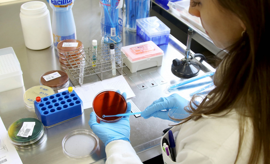 Contra o Covid-19, Governo reforça quadro de funcionários do Lacen-PR. Foto: Jaelson Lucas/AEN