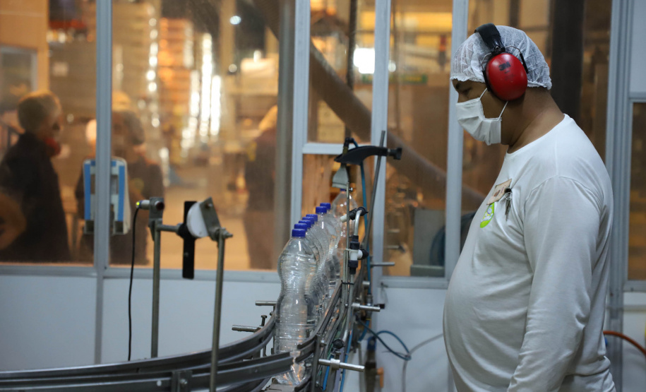 A força-tarefa para disponibilizar o produto que é essencial para a higienização das mãos e superfícies, inibindo a disseminação do novo coronavírus, envolve o Grupo Petrópolis, que forneceu 10 mil litros de álcool 92,8%, e a Hugo Cini S.A., que assumiu o trabalho de preparação e envasamento. O álcool 92,8% será diluído a 70%, teor alcoólico recomendado para o fim a que se destina, totalizando 12 mil litros de produto pronto para uso.