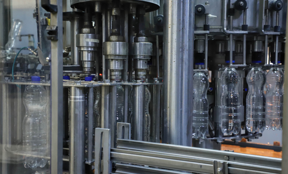 A força-tarefa para disponibilizar o produto que é essencial para a higienização das mãos e superfícies, inibindo a disseminação do novo coronavírus, envolve o Grupo Petrópolis, que forneceu 10 mil litros de álcool 92,8%, e a Hugo Cini S.A., que assumiu o trabalho de preparação e envasamento. O álcool 92,8% será diluído a 70%, teor alcoólico recomendado para o fim a que se destina, totalizando 12 mil litros de produto pronto para uso.