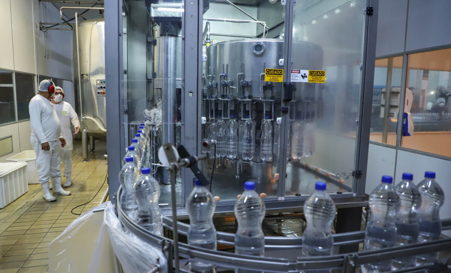 A força-tarefa para disponibilizar o produto que é essencial para a higienização das mãos e superfícies, inibindo a disseminação do novo coronavírus, envolve o Grupo Petrópolis, que forneceu 10 mil litros de álcool 92,8%, e a Hugo Cini S.A., que assumiu o trabalho de preparação e envasamento. O álcool 92,8% será diluído a 70%, teor alcoólico recomendado para o fim a que se destina, totalizando 12 mil litros de produto pronto para uso.