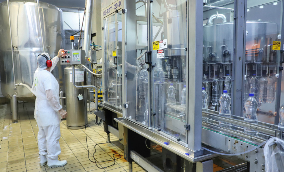 A força-tarefa para disponibilizar o produto que é essencial para a higienização das mãos e superfícies, inibindo a disseminação do novo coronavírus, envolve o Grupo Petrópolis, que forneceu 10 mil litros de álcool 92,8%, e a Hugo Cini S.A., que assumiu o trabalho de preparação e envasamento. O álcool 92,8% será diluído a 70%, teor alcoólico recomendado para o fim a que se destina, totalizando 12 mil litros de produto pronto para uso.