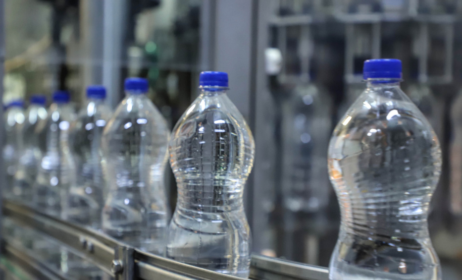 A força-tarefa para disponibilizar o produto que é essencial para a higienização das mãos e superfícies, inibindo a disseminação do novo coronavírus, envolve o Grupo Petrópolis, que forneceu 10 mil litros de álcool 92,8%, e a Hugo Cini S.A., que assumiu o trabalho de preparação e envasamento. O álcool 92,8% será diluído a 70%, teor alcoólico recomendado para o fim a que se destina, totalizando 12 mil litros de produto pronto para uso.