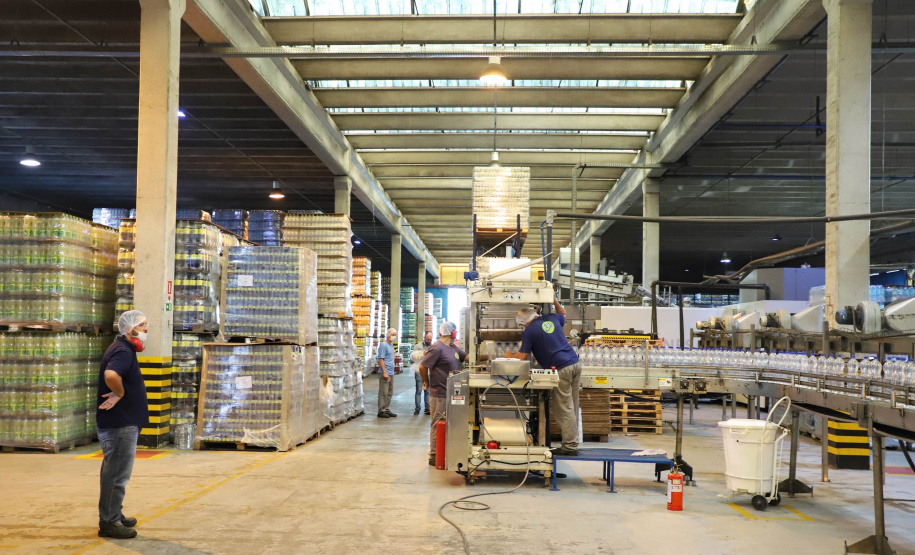 A força-tarefa para disponibilizar o produto que é essencial para a higienização das mãos e superfícies, inibindo a disseminação do novo coronavírus, envolve o Grupo Petrópolis, que forneceu 10 mil litros de álcool 92,8%, e a Hugo Cini S.A., que assumiu o trabalho de preparação e envasamento. O álcool 92,8% será diluído a 70%, teor alcoólico recomendado para o fim a que se destina, totalizando 12 mil litros de produto pronto para uso.