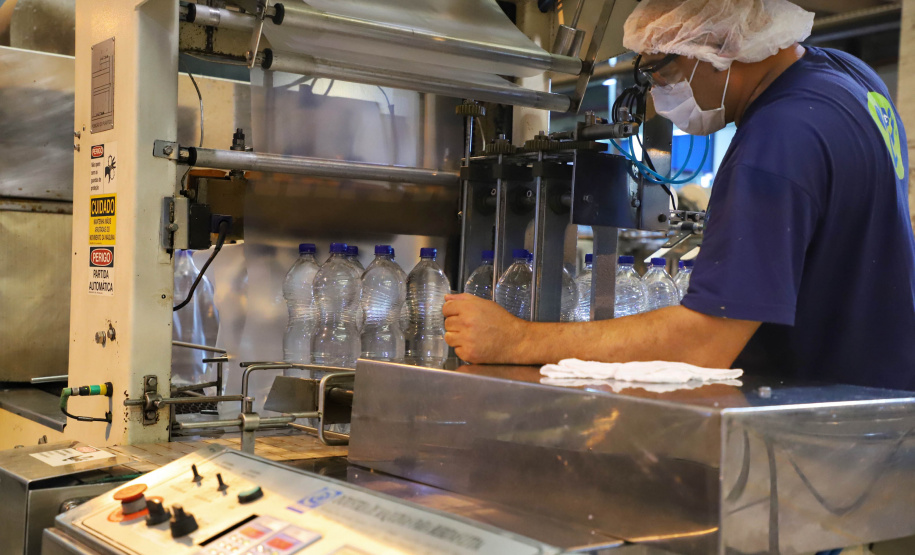 A força-tarefa para disponibilizar o produto que é essencial para a higienização das mãos e superfícies, inibindo a disseminação do novo coronavírus, envolve o Grupo Petrópolis, que forneceu 10 mil litros de álcool 92,8%, e a Hugo Cini S.A., que assumiu o trabalho de preparação e envasamento. O álcool 92,8% será diluído a 70%, teor alcoólico recomendado para o fim a que se destina, totalizando 12 mil litros de produto pronto para uso.