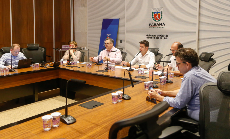 O secretário estadual de Saúde, Beto Preto, e o chefe da Casa Civil, Guto Silva, participaram nesta terça-feira (31), no Palácio Iguaçu, de uma videoconferência com secretários municipais de Saúde de 30 municípios das 22 regionais do Estado. Na pauta estiveram orientações gerais da administração estadual no combate ao novo coronavírus.Foto Gilson Abreu/AEN