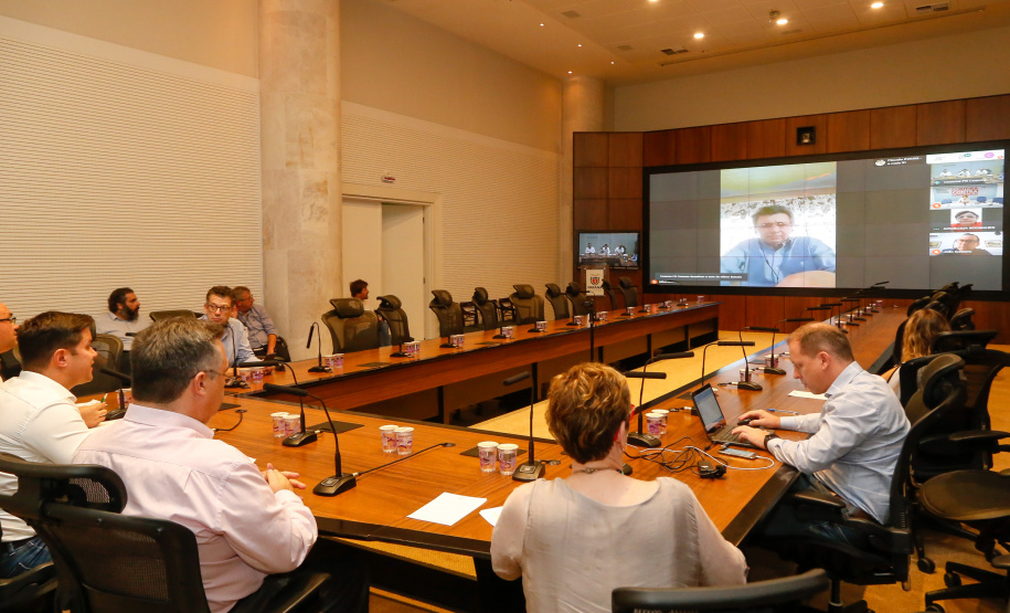 O secretário estadual de Saúde, Beto Preto, e o chefe da Casa Civil, Guto Silva, participaram nesta terça-feira (31), no Palácio Iguaçu, de uma videoconferência com secretários municipais de Saúde de 30 municípios das 22 regionais do Estado. Na pauta estiveram orientações gerais da administração estadual no combate ao novo coronavírus.Foto Gilson Abreu/AEN