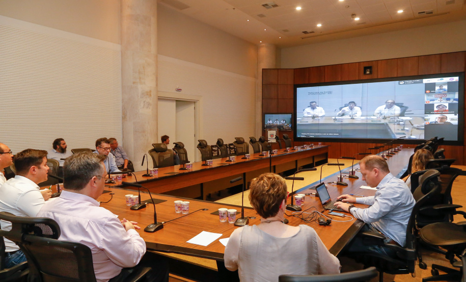 O secretário estadual de Saúde, Beto Preto, e o chefe da Casa Civil, Guto Silva, participaram nesta terça-feira (31), no Palácio Iguaçu, de uma videoconferência com secretários municipais de Saúde de 30 municípios das 22 regionais do Estado. Na pauta estiveram orientações gerais da administração estadual no combate ao novo coronavírus.Foto Gilson Abreu/AEN
