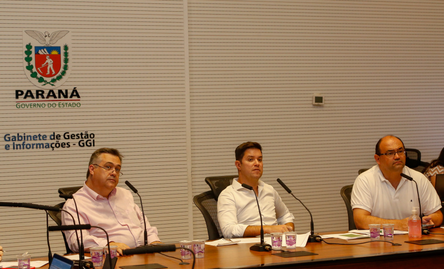 O secretário estadual de Saúde, Beto Preto, e o chefe da Casa Civil, Guto Silva, participaram nesta terça-feira (31), no Palácio Iguaçu, de uma videoconferência com secretários municipais de Saúde de 30 municípios das 22 regionais do Estado. Na pauta estiveram orientações gerais da administração estadual no combate ao novo coronavírus.Foto Gilson Abreu/AEN