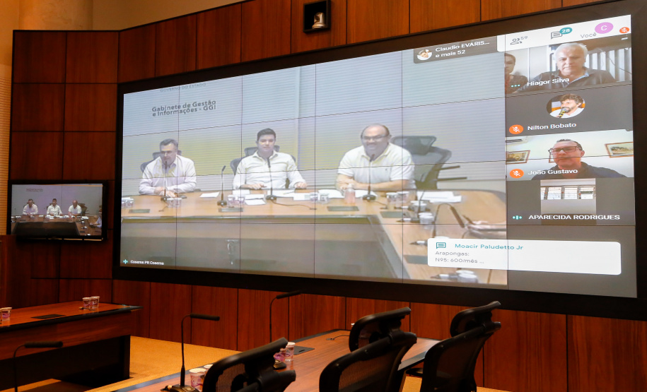 O secretário estadual de Saúde, Beto Preto, e o chefe da Casa Civil, Guto Silva, participaram nesta terça-feira (31), no Palácio Iguaçu, de uma videoconferência com secretários municipais de Saúde de 30 municípios das 22 regionais do Estado. Na pauta estiveram orientações gerais da administração estadual no combate ao novo coronavírus.Foto Gilson Abreu/AEN