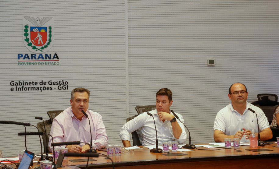 O secretário estadual de Saúde, Beto Preto, e o chefe da Casa Civil, Guto Silva, participaram nesta terça-feira (31), no Palácio Iguaçu, de uma videoconferência com secretários municipais de Saúde de 30 municípios das 22 regionais do Estado. Na pauta estiveram orientações gerais da administração estadual no combate ao novo coronavírus.Foto Gilson Abreu/AEN