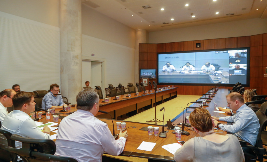 O secretário estadual de Saúde, Beto Preto, e o chefe da Casa Civil, Guto Silva, participaram nesta terça-feira (31), no Palácio Iguaçu, de uma videoconferência com secretários municipais de Saúde de 30 municípios das 22 regionais do Estado. Na pauta estiveram orientações gerais da administração estadual no combate ao novo coronavírus.Foto Gilson Abreu/AEN