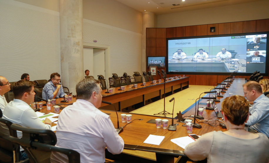O secretário estadual de Saúde, Beto Preto, e o chefe da Casa Civil, Guto Silva, participaram nesta terça-feira (31), no Palácio Iguaçu, de uma videoconferência com secretários municipais de Saúde de 30 municípios das 22 regionais do Estado. Na pauta estiveram orientações gerais da administração estadual no combate ao novo coronavírus.Foto Gilson Abreu/AEN