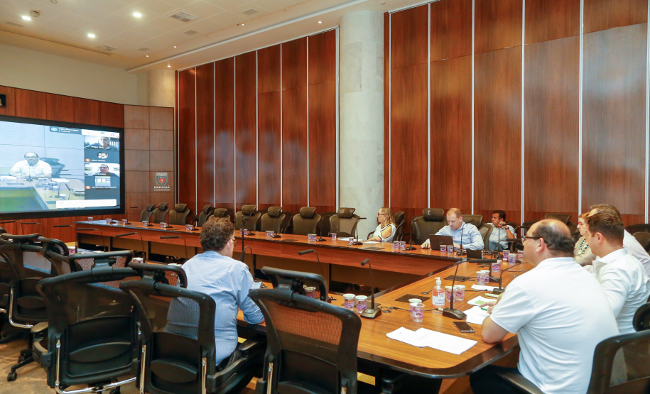 O secretário estadual de Saúde, Beto Preto, e o chefe da Casa Civil, Guto Silva, participaram nesta terça-feira (31), no Palácio Iguaçu, de uma videoconferência com secretários municipais de Saúde de 30 municípios das 22 regionais do Estado. Na pauta estiveram orientações gerais da administração estadual no combate ao novo coronavírus.Foto Gilson Abreu/AEN