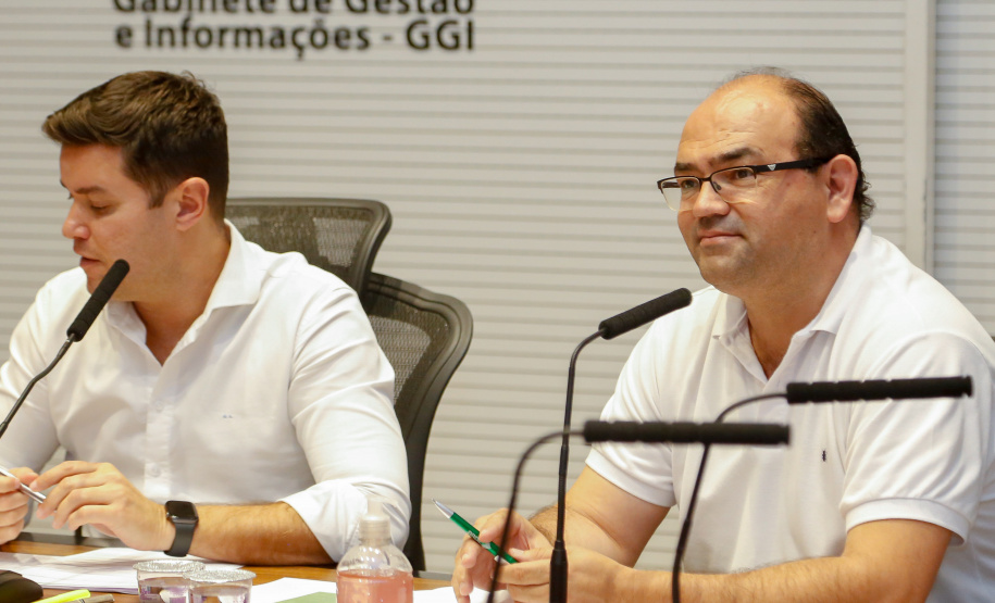 O secretário estadual de Saúde, Beto Preto, e o chefe da Casa Civil, Guto Silva, participaram nesta terça-feira (31), no Palácio Iguaçu, de uma videoconferência com secretários municipais de Saúde de 30 municípios das 22 regionais do Estado. Na pauta estiveram orientações gerais da administração estadual no combate ao novo coronavírus.Foto Gilson Abreu/AEN