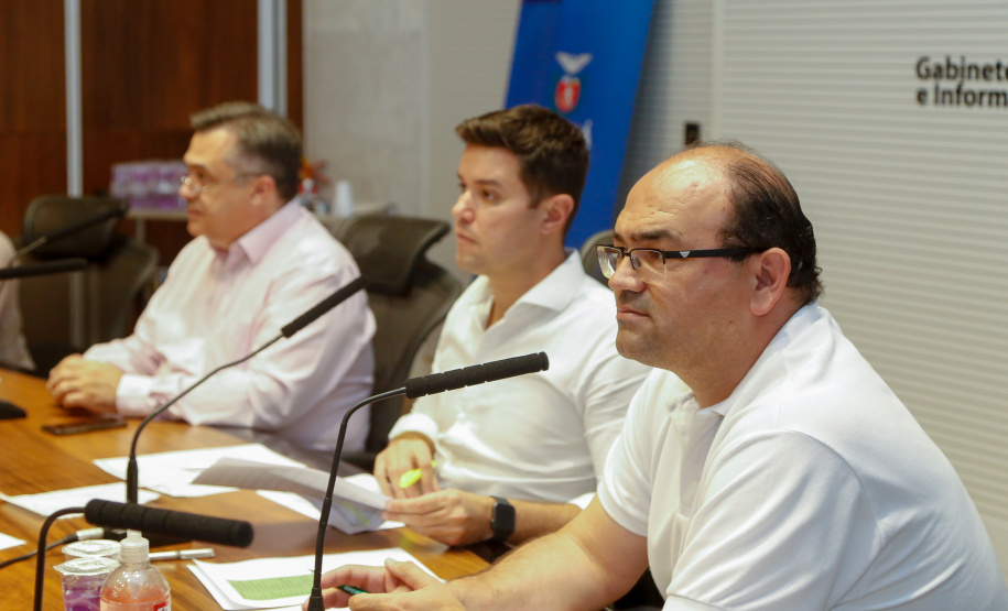 O secretário estadual de Saúde, Beto Preto, e o chefe da Casa Civil, Guto Silva, participaram nesta terça-feira (31), no Palácio Iguaçu, de uma videoconferência com secretários municipais de Saúde de 30 municípios das 22 regionais do Estado. Na pauta estiveram orientações gerais da administração estadual no combate ao novo coronavírus.Foto Gilson Abreu/AEN