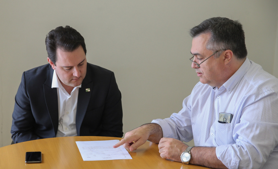 lacen gov O Governador Carlos Massa Ratinho Junior em visita nesta quarta-feira (01/04), ao Laboratório Central do Estado - LACEN acompanhado do secretario de Estado da Saúde, Beto Preto. Curitiba, 01/04/2020 - Foto: Geraldo Bubniak/AEN