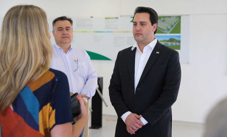 lacen gov O Governador Carlos Massa Ratinho Junior em visita nesta quarta-feira (01/04), ao Laboratório Central do Estado - LACEN acompanhado do secretario de Estado da Saúde, Beto Preto. Curitiba, 01/04/2020 - Foto: Geraldo Bubniak/AEN