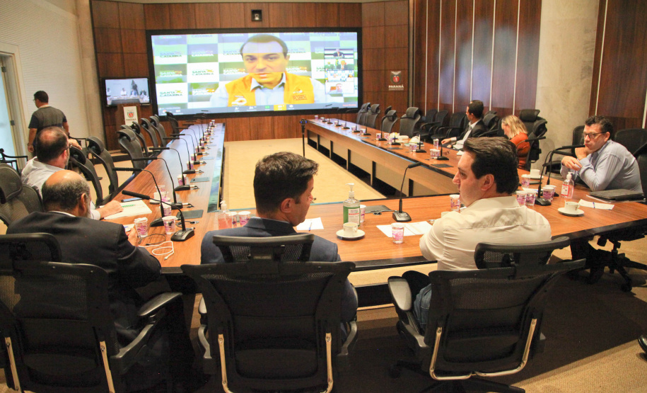 Governadores dos estados que forma o Consórcio de Integração Sul e Sudeste (Cosud) se reuniram nesta quinta-feira (02/04), por meio de videoconferência, para debater questões de saúde e impactos econômicos provocados pela pandemia do novo coronavírus.

 Foto: Ari Dias/AEN