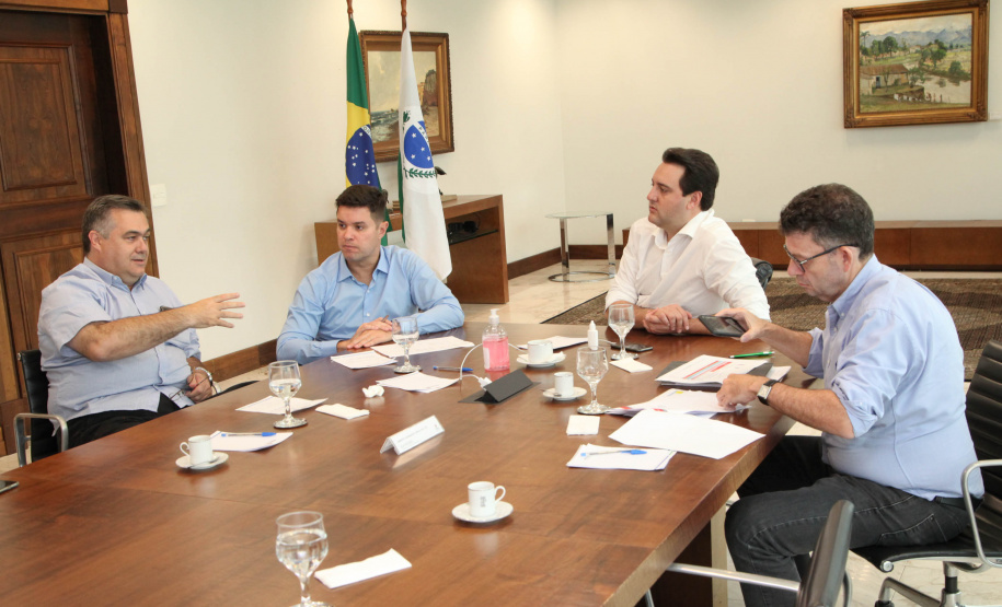 O governador Carlos Massa Ratinho Junior determinou nesta quinta-feira (02/04) a agilidade na conclusão de três hospitais regionais como forma de ampliar a força-tarefa do Estado no enfrentamento ao coronavírus. Previstas inicialmente para serem concluídas em dezembro, as obras dos complexos de Telêmaco Borba (Campos Gerais), Guarapuava (Centro) e Ivaiporã (Vale do Ivaí) serão antecipadas pela Secretaria de Estado da Saúde. 
 Foto: Ari Dias/AEN