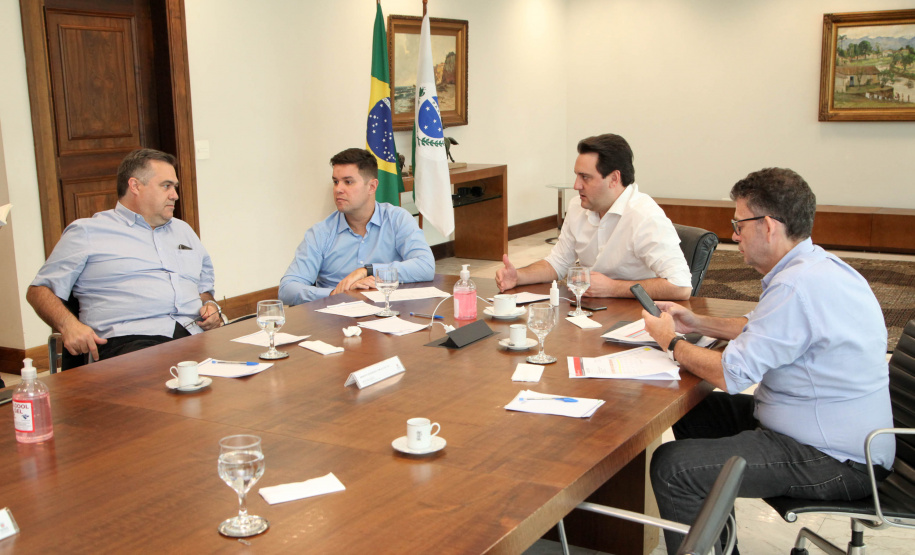 O governador Carlos Massa Ratinho Junior determinou nesta quinta-feira (02/04) a agilidade na conclusão de três hospitais regionais como forma de ampliar a força-tarefa do Estado no enfrentamento ao coronavírus. Previstas inicialmente para serem concluídas em dezembro, as obras dos complexos de Telêmaco Borba (Campos Gerais), Guarapuava (Centro) e Ivaiporã (Vale do Ivaí) serão antecipadas pela Secretaria de Estado da Saúde. 
 Foto: Ari Dias/AEN