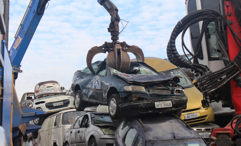 Empresa retira mais de 1,3 mil veículos do pátio da Polícia Civil. Foto:SESP