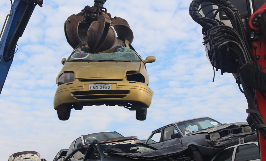 Empresa retira mais de 1,3 mil veículos do pátio da Polícia Civil. Foto:SESP