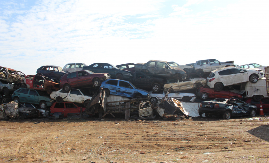 Empresa retira mais de 1,3 mil veículos do pátio da Polícia Civil. Foto:SESP