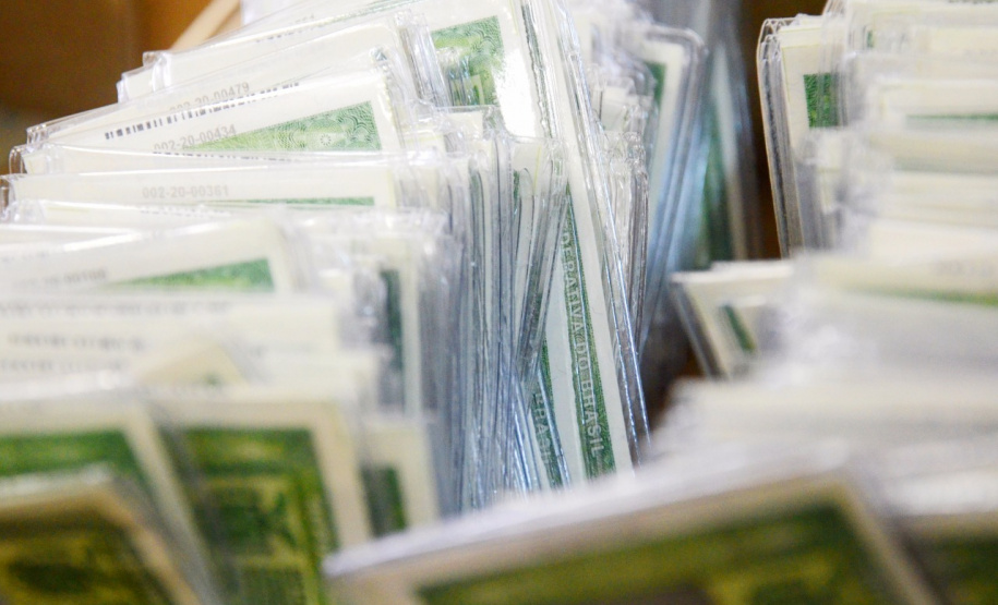 No Paraná, as condições especiais de saúde, como Transtorno do Espectro Autista (TEA), serão incluídas no novo layout da carteira de identidade.  A iniciativa é da Secretaria da Segurança Pública, por meio da Polícia Civil, e Secretaria da Justiça, Família e Trabalho e foi divulgada nesta quinta-feira, 2 de abril, em homenagem ao Dia Mundial de Conscientização do Autismo.   Foto: SEJUF