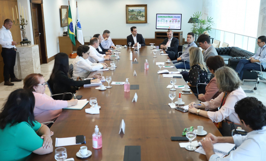 O governador Carlos Massa Ratinho Junior se reuniu nesta sexta-feira (03), no Palácio Iguaçu, com um grupo de infectologistas de alguns dos principais hospitais de referência de Curitiba. O encontro serviu para analisar o momento atual de enfrentamento ao coronavírus no Paraná e alinhar estratégias para as próximas semanas.