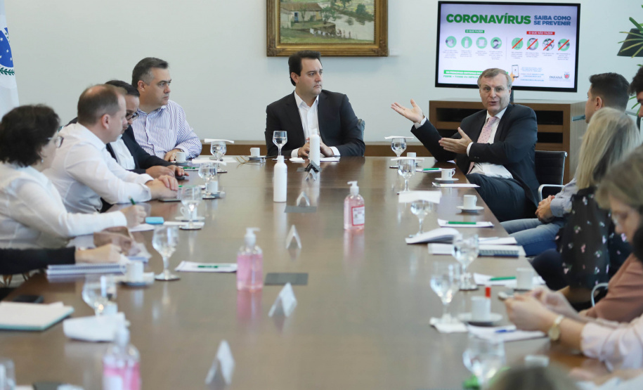 O governador Carlos Massa Ratinho Junior se reuniu nesta sexta-feira (03), no Palácio Iguaçu, com um grupo de infectologistas de alguns dos principais hospitais de referência de Curitiba. O encontro serviu para analisar o momento atual de enfrentamento ao coronavírus no Paraná e alinhar estratégias para as próximas semanas.