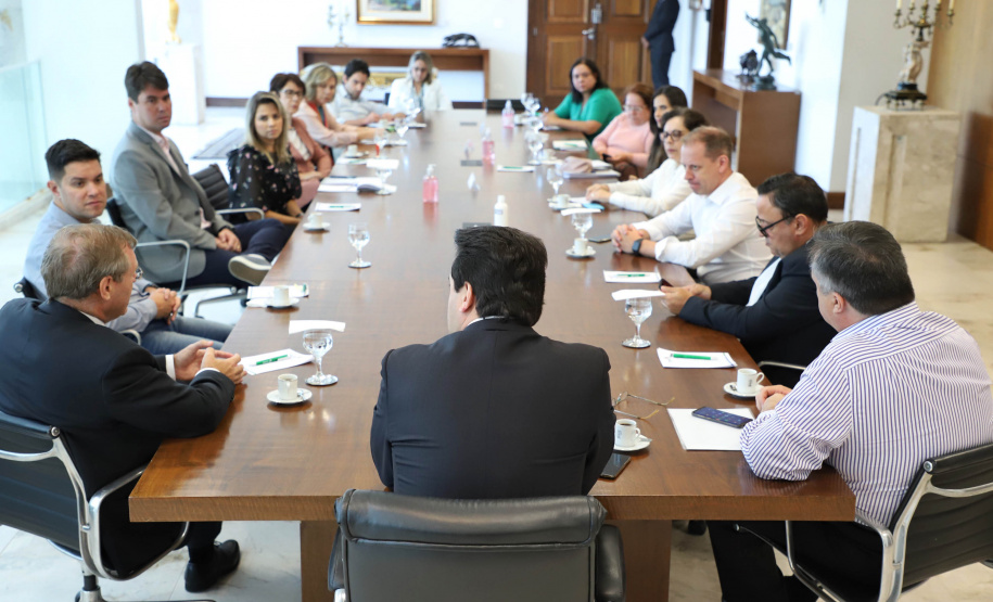 O governador Carlos Massa Ratinho Junior se reuniu nesta sexta-feira (03), no Palácio Iguaçu, com um grupo de infectologistas de alguns dos principais hospitais de referência de Curitiba. O encontro serviu para analisar o momento atual de enfrentamento ao coronavírus no Paraná e alinhar estratégias para as próximas semanas.