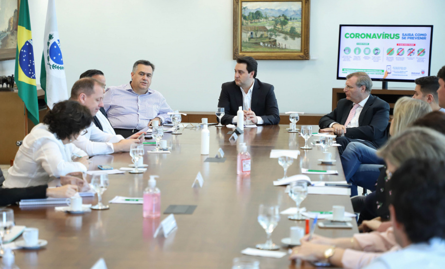O governador Carlos Massa Ratinho Junior se reuniu nesta sexta-feira (03), no Palácio Iguaçu, com um grupo de infectologistas de alguns dos principais hospitais de referência de Curitiba. O encontro serviu para analisar o momento atual de enfrentamento ao coronavírus no Paraná e alinhar estratégias para as próximas semanas.