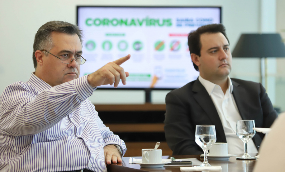 O governador Carlos Massa Ratinho Junior se reuniu nesta sexta-feira (03), no Palácio Iguaçu, com um grupo de infectologistas de alguns dos principais hospitais de referência de Curitiba. O encontro serviu para analisar o momento atual de enfrentamento ao coronavírus no Paraná e alinhar estratégias para as próximas semanas.