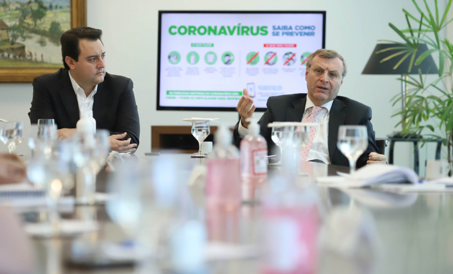 O governador Carlos Massa Ratinho Junior se reuniu nesta sexta-feira (03), no Palácio Iguaçu, com um grupo de infectologistas de alguns dos principais hospitais de referência de Curitiba. O encontro serviu para analisar o momento atual de enfrentamento ao coronavírus no Paraná e alinhar estratégias para as próximas semanas.